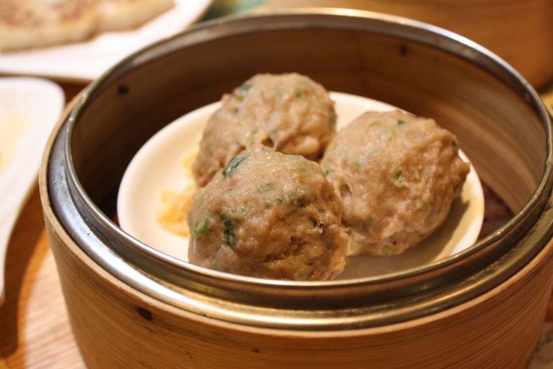 Steamed Beef Balls with Bean Curd Skin<br>